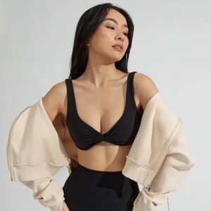 Twisted Sports Bra - Onyx Black